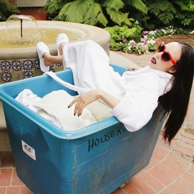 Allie X *****