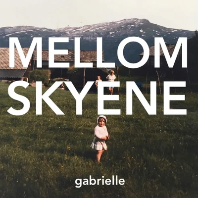 Gabrielle Mellom Skyene