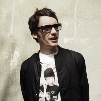 歌手 Alex Metric