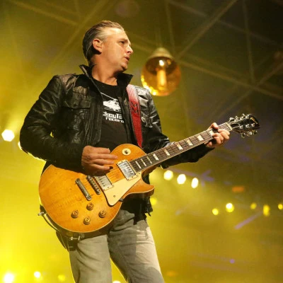 歌手 Mike McCreadyEddie Vedder