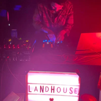 歌手 LandhouseRaddantze