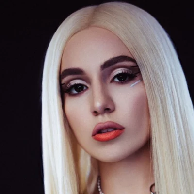 歌手 AvA MaX